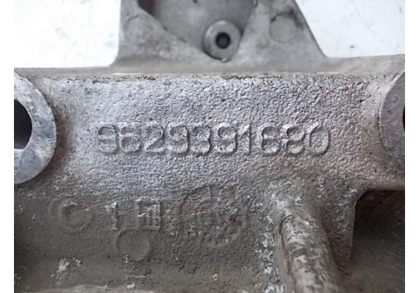 Кронштейн двигуна 3.0V6 правий 9629391680